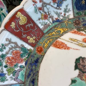 Three Chinese famille rose vases, two famille verte vases and a dish, 19/20th C. — photo 22