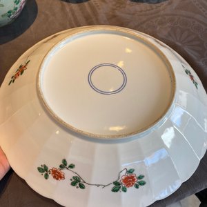 Three Chinese famille rose vases, two famille verte vases and a dish, 19/20th C. — photo 23