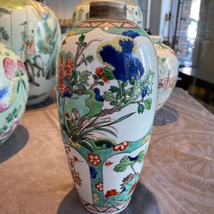Three Chinese famille rose vases, two famille verte vases and a dish, 19/20th C. — photo 25