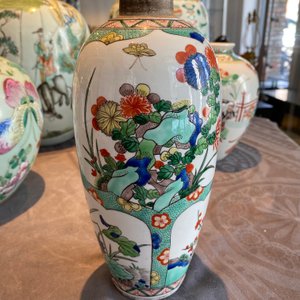 Three Chinese famille rose vases, two famille verte vases and a dish, 19/20th C. — photo 26