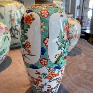 Three Chinese famille rose vases, two famille verte vases and a dish, 19/20th C. — photo 27