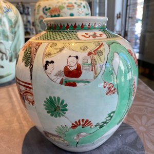 Three Chinese famille rose vases, two famille verte vases and a dish, 19/20th C. — photo 32