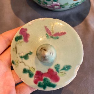 Three Chinese famille rose vases, two famille verte vases and a dish, 19/20th C. — photo 39