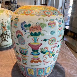 Three Chinese famille rose vases, two famille verte vases and a dish, 19/20th C. — photo 45
