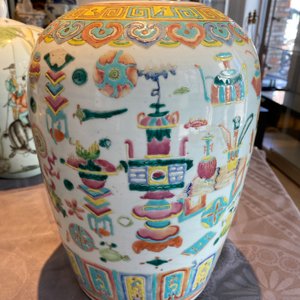 Three Chinese famille rose vases, two famille verte vases and a dish, 19/20th C. — photo 46