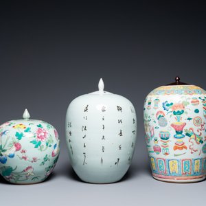 Three Chinese famille rose vases, two famille verte vases and a dish, 19/20th C. — photo 6
