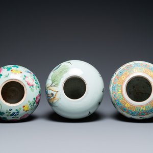 Three Chinese famille rose vases, two famille verte vases and a dish, 19/20th C. — photo 8