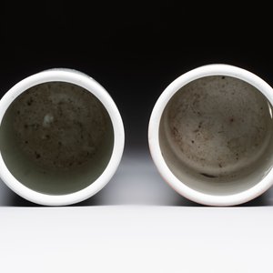 Three Chinese famille rose vases, two hat stands and a jar, 19th C. — photo 12