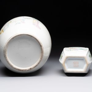 Three Chinese famille rose vases, two hat stands and a jar, 19th C. — photo 19