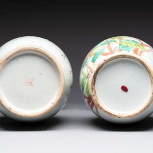Three Chinese famille rose vases, two hat stands and a jar, 19th C. — photo 7