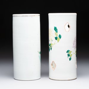 Three Chinese famille rose vases, two hat stands and a jar, 19th C. — photo 10