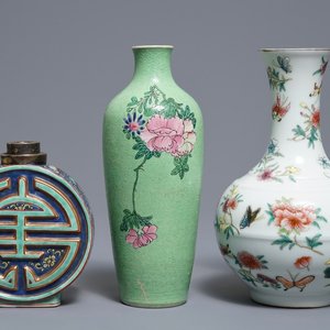 Three Chinese famille rose vases, two with Qianlong marks, 19/20th C. — photo 1