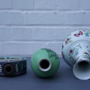 Three Chinese famille rose vases, two with Qianlong marks, 19/20th C. — photo 18
