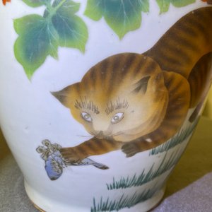 Three Chinese famille rose vases with animals and flowers, 19/20th C. — 照片 12