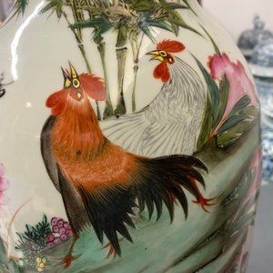 Three Chinese famille rose vases with animals and flowers, 19/20th C. — 照片 31