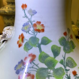 Three Chinese famille rose vases with animals and flowers, 19/20th C. — 照片 8