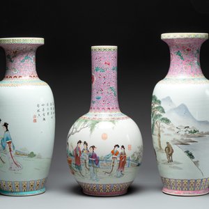 Three Chinese famille rose vases with elegant beauties and horses, Qianlong marks, 20th C. — foto 2