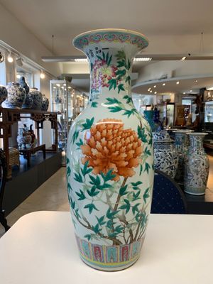 Three Chinese famille rose vases with figural and floral design, Qianlong mark, 19/20th C. — photo 1