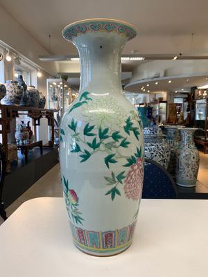 Three Chinese famille rose vases with figural and floral design, Qianlong mark, 19/20th C. — photo 3