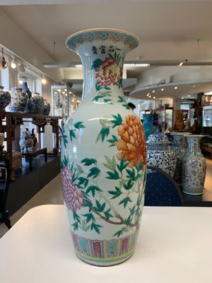 Three Chinese famille rose vases with figural and floral design, Qianlong mark, 19/20th C. — photo 4