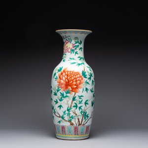Three Chinese famille rose vases with figural and floral design, Qianlong mark, 19/20th C. — photo 2