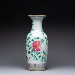 Three Chinese famille rose vases with figural and floral design, Qianlong mark, 19/20th C. — photo 3