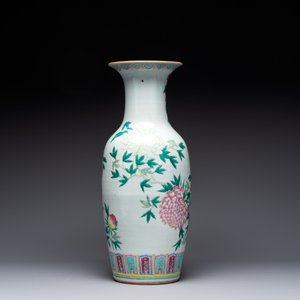 Three Chinese famille rose vases with figural and floral design, Qianlong mark, 19/20th C. — photo 4