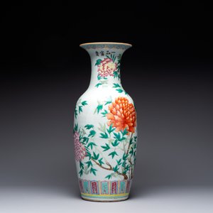 Three Chinese famille rose vases with figural and floral design, Qianlong mark, 19/20th C. — photo 5