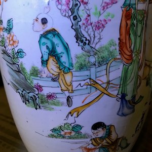Three Chinese famille rose vases with figural design, 19/20th C. — 照片 19