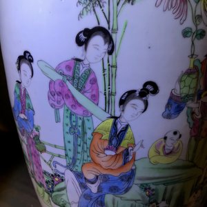 Three Chinese famille rose vases with figural design, 19/20th C. — 照片 7