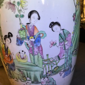 Three Chinese famille rose vases with figural design, 19/20th C. — 照片 8