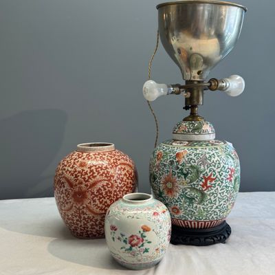 Three Chinese famille rose, verte and iron-red-decorated jars, one mounted as a lamp — 照片 1