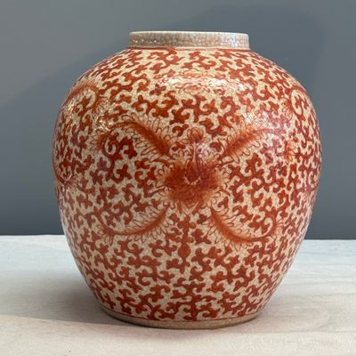 Three Chinese famille rose, verte and iron-red-decorated jars, one mounted as a lamp — 照片 2