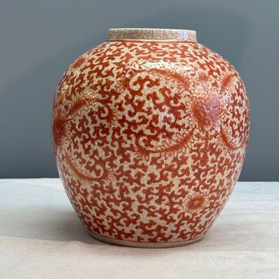 Three Chinese famille rose, verte and iron-red-decorated jars, one mounted as a lamp — 照片 3