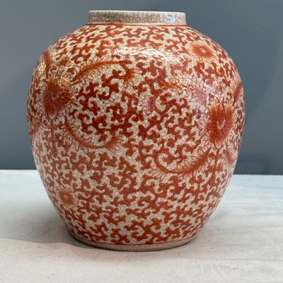 Three Chinese famille rose, verte and iron-red-decorated jars, one mounted as a lamp — 照片 4