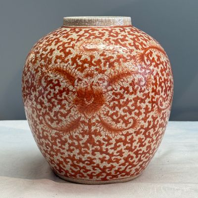 Three Chinese famille rose, verte and iron-red-decorated jars, one mounted as a lamp — 照片 5