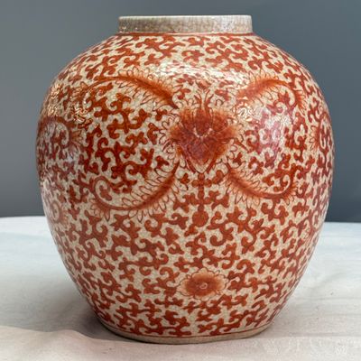 Three Chinese famille rose, verte and iron-red-decorated jars, one mounted as a lamp — 照片 6