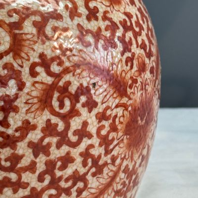 Three Chinese famille rose, verte and iron-red-decorated jars, one mounted as a lamp — 照片 7
