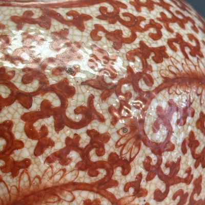 Three Chinese famille rose, verte and iron-red-decorated jars, one mounted as a lamp — 照片 8