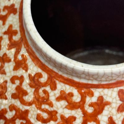 Three Chinese famille rose, verte and iron-red-decorated jars, one mounted as a lamp — 照片 10
