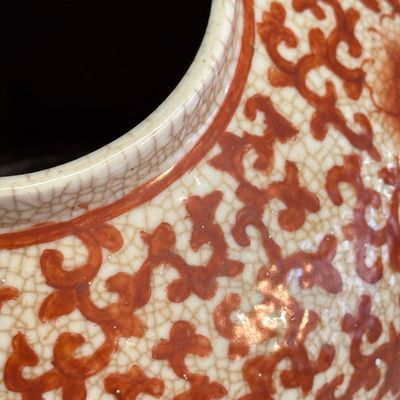Three Chinese famille rose, verte and iron-red-decorated jars, one mounted as a lamp — 照片 13