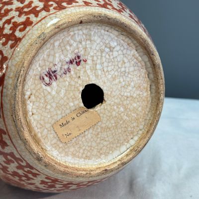 Three Chinese famille rose, verte and iron-red-decorated jars, one mounted as a lamp — 照片 14