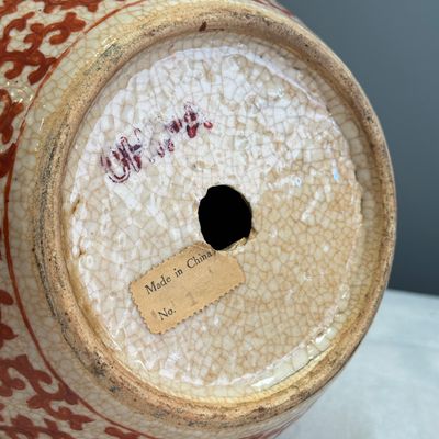Three Chinese famille rose, verte and iron-red-decorated jars, one mounted as a lamp — 照片 15