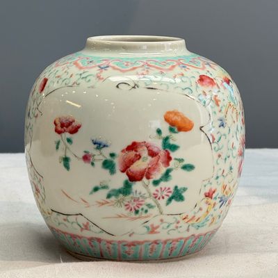 Three Chinese famille rose, verte and iron-red-decorated jars, one mounted as a lamp — 照片 20