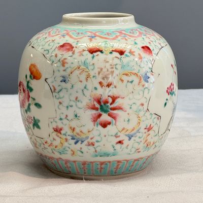 Three Chinese famille rose, verte and iron-red-decorated jars, one mounted as a lamp — 照片 21