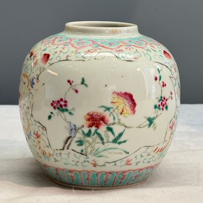 Three Chinese famille rose, verte and iron-red-decorated jars, one mounted as a lamp — 照片 22