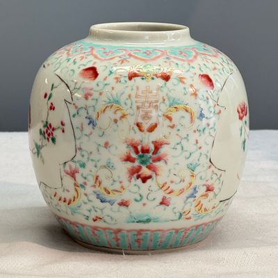 Three Chinese famille rose, verte and iron-red-decorated jars, one mounted as a lamp — 照片 23