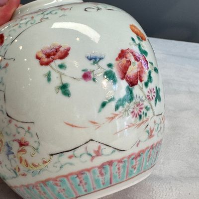 Three Chinese famille rose, verte and iron-red-decorated jars, one mounted as a lamp — 照片 24