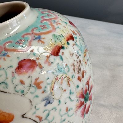 Three Chinese famille rose, verte and iron-red-decorated jars, one mounted as a lamp — 照片 26