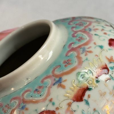 Three Chinese famille rose, verte and iron-red-decorated jars, one mounted as a lamp — 照片 30